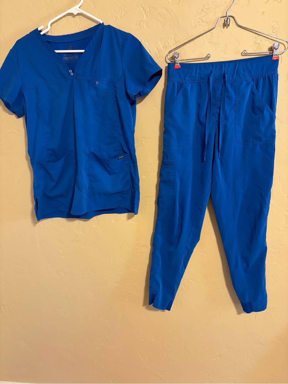 Adar Pro Ultimate Yoga
Jogger scrub pants and top set royal blue small